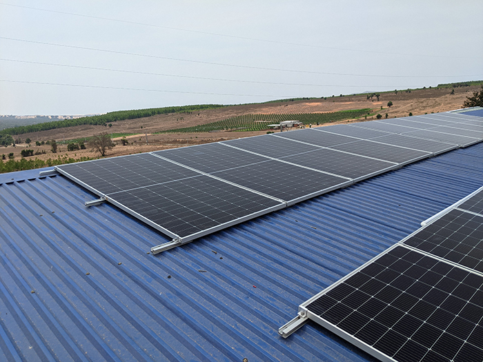 Lắp điện mặt trời áp mái hòa lưới bám tải 10kW tại Bình Thuận 7